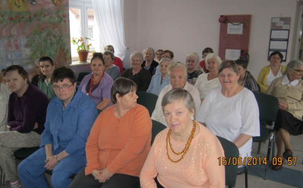 Spektakl w wykonaniu grupy teatralnej „Podwórkowa Arena Absurdu”.