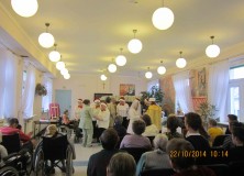 Występ grupy teatralnej z Warsztatów Terapii Zajęciowej przy ul. Kryształowej