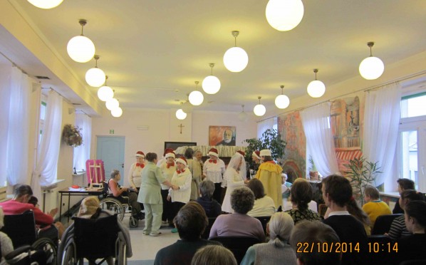 Występ grupy teatralnej z Warsztatów Terapii Zajęciowej przy ul. Kryształowej