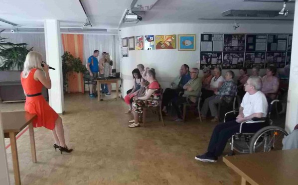 Występ grupy Podwórkowa Arena Absurdu w DPS im. Jana Pawła II