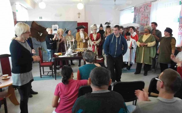 18.11.2015 – spektakl „Zemsta” – Grupa Teatralna „Albercik” występuje dla mieszkańców DPS im. Jana Pawła II i uczestników Środowiskowych Domów Samopomocy