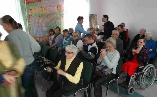 19.11.2015 – „Zemsta” – na widowni goście z DPS im. Florentyny Malskiej i uczestnicy Środowiskowego Domu Samopomocy przy ul. Okrzei