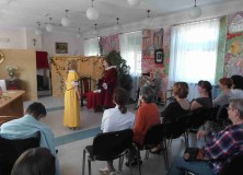 „Skąpiec” w wykonaniu Grupy Teatralnej „Albercik” dla rodzin naszych mieszkanek