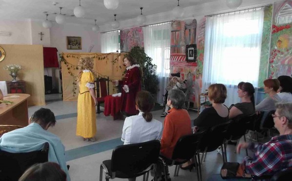 „Skąpiec” w wykonaniu Grupy Teatralnej „Albercik” dla rodzin naszych mieszkanek