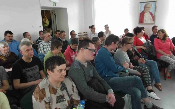 „Albercik” przedstawia „Skąpca” uczestnikom ŚDS-ów z ul. Miodowej i ul. Kołłątaja