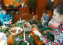 Wspólne przygotowywanie stroików w Środowiskowym Domu Samopomocy przy ul. Kołłątaja 20.12.2016