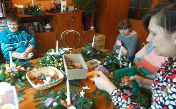 Wspólne przygotowywanie stroików w Środowiskowym Domu Samopomocy przy ul. Kołłątaja 20.12.2016