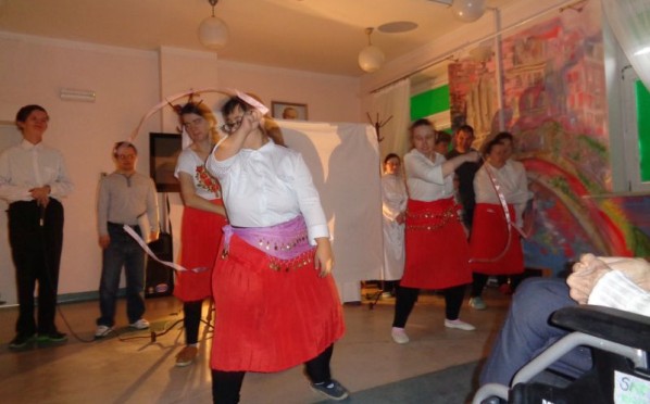 Goście z Warsztatów Terapii Zajęciowej przedstawiają nam jasełka