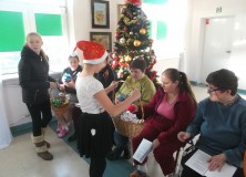 Świąteczne prezenty od młodzieży ze Szkoły Podstawowej nr 27