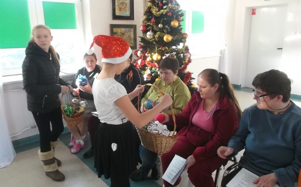 Świąteczne prezenty od młodzieży ze Szkoły Podstawowej nr 27