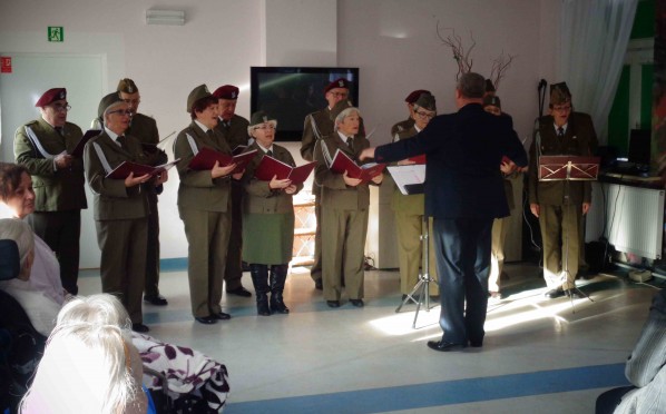 28.11.2017 Występ chóru wojskowego „Żołnierskie Echa”  w DPS im. Św. Brata Alberta