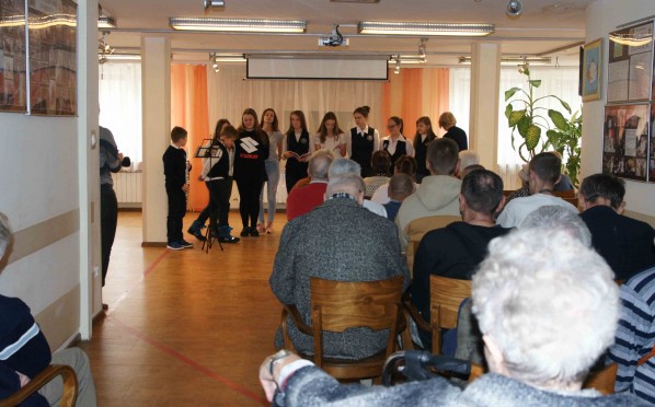 27.11.2017 Udział w występie chóru młodzieżowego „Kantylena”  w DPS im. Jana Pawła II