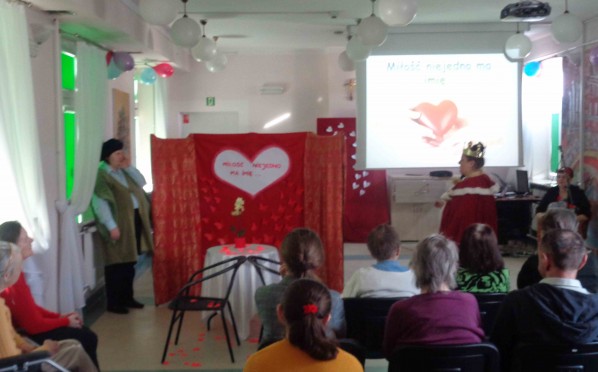 „Miłość niejedno ma imię” – spektakl dla gości w DPS im. Św. Brata Alberta