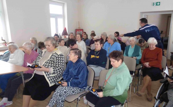 Spotkanie informacyjne na temat bezpieczeństwa z policjantem