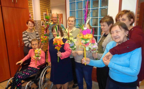 10.04.2019 Przygotowywanie palm wielkanocnych w ŚDS przy ul. Kołłątaja