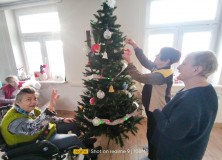 2022-12-14 | Ubieranie choinki Mieszkanki i pracownicy przystrajają świetlicę w ozdoby świąteczne.