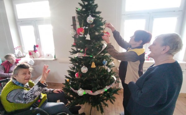 2022-12-14 | Ubieranie choinki Mieszkanki i pracownicy przystrajają świetlicę w ozdoby świąteczne.