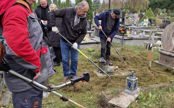 2024-10-15 Porządkujemy groby zmarłych mieszkanek